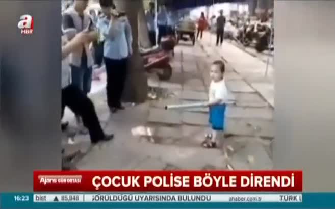 Küçük çocuk polise kafa tuttu