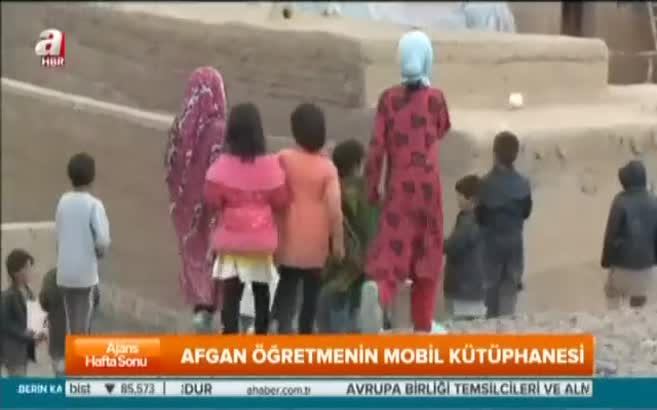 Bisikletiyle öğrencilere kitap taşıyor