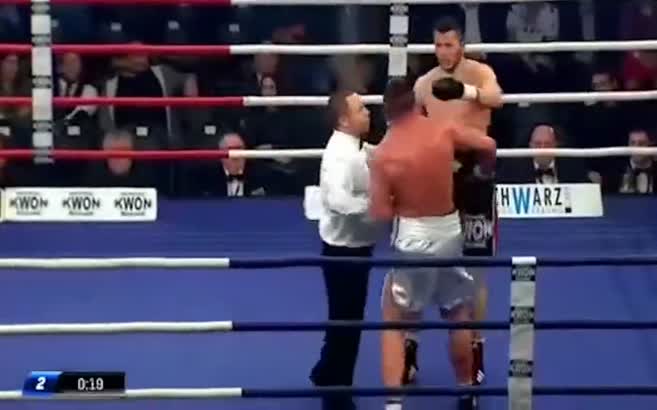 Mike Tyson gibi rakibinin kulağını ısırdı