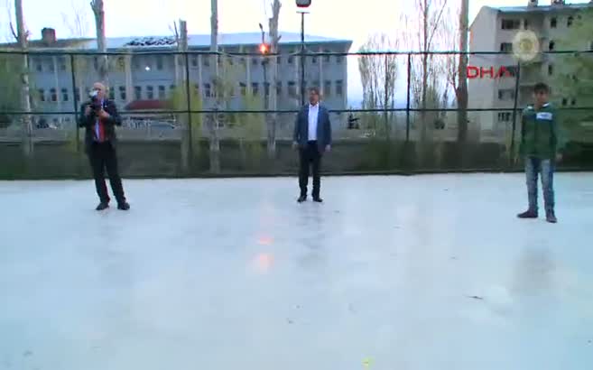 Davutoğlu, Muş'ta çocuklarla maç yaptı