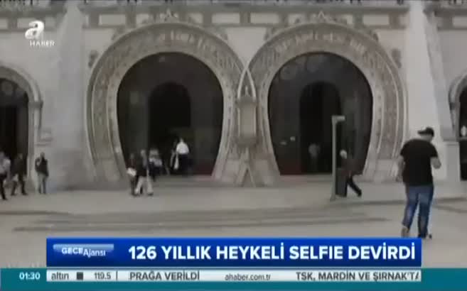 126 yıllık heykeli selfie devirdi