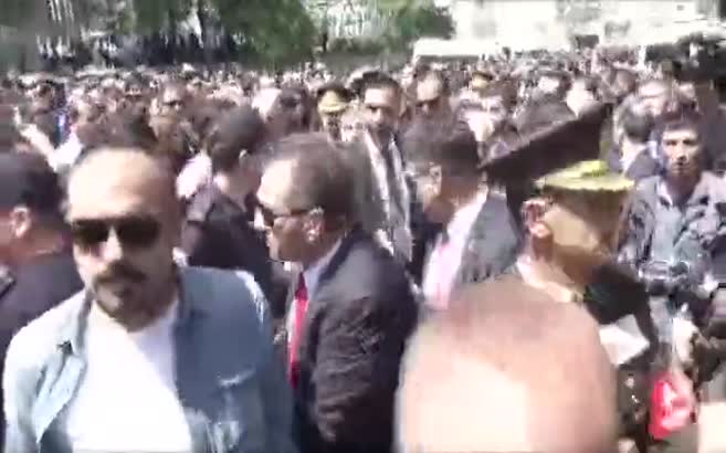 CHP liderine şehit cenazesinde yumurtalı protesto
