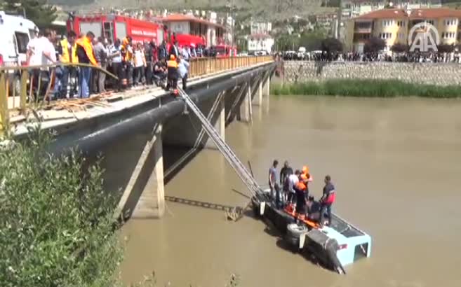 Midibüs ırmağa devrildi: 14 yaralı