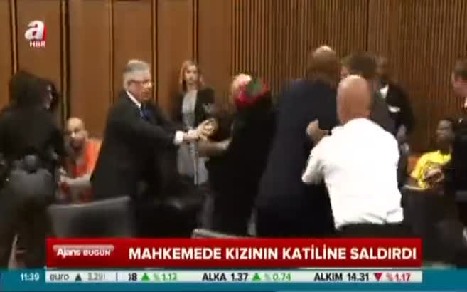 Acılı baba mahkemede kızının katiline saldırdı