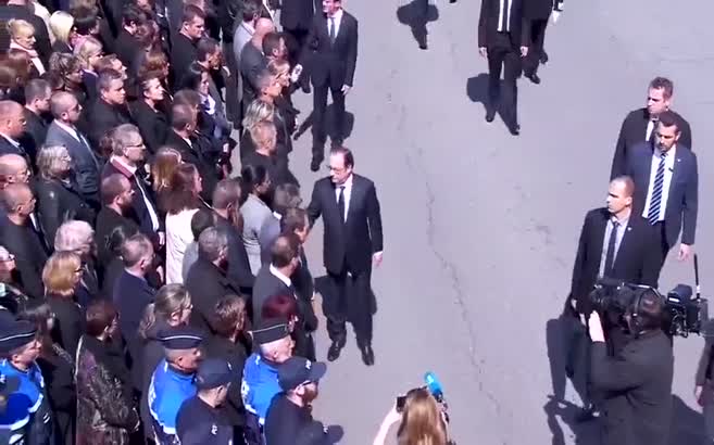 Hollande'ın eli havada kaldı