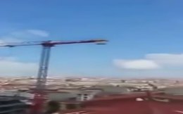 Vinç üzerinde namaz kıldı