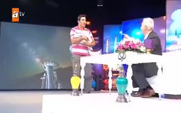 Nihat Hatipoğlu bebeğin kulağına ezan okudu