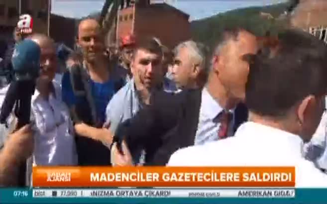 Madenciler gazetecilere saldırdı