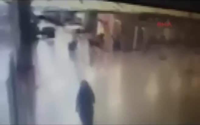 Polislerin iki canlı bombanın karşısına çıktığı o anlar