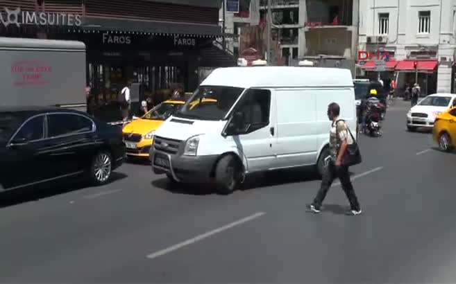 Taksim'de şüpheli çanta alarmı!