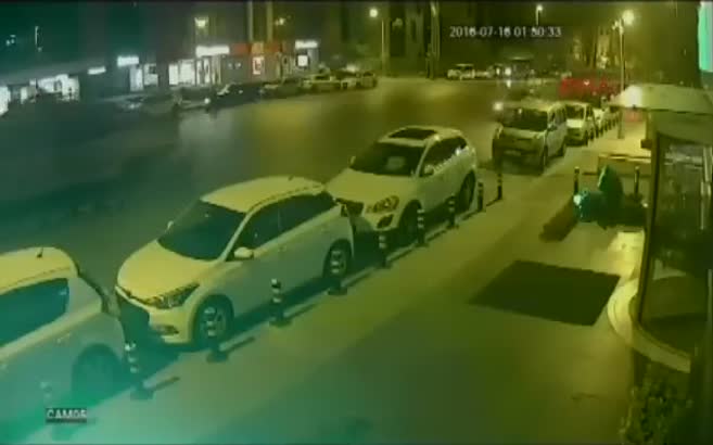 Demokrasi böyle kazandı! Ölüme meydan okuyan adam