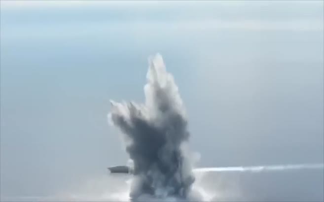 ABD'de savaş gemisinin dibinde bombalar patlatıldı!
