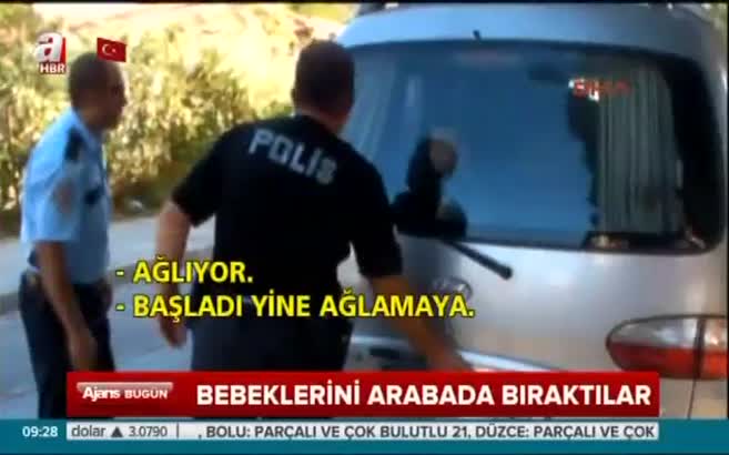 Bebeklerini arabada bırakıp gezmeye gittiler