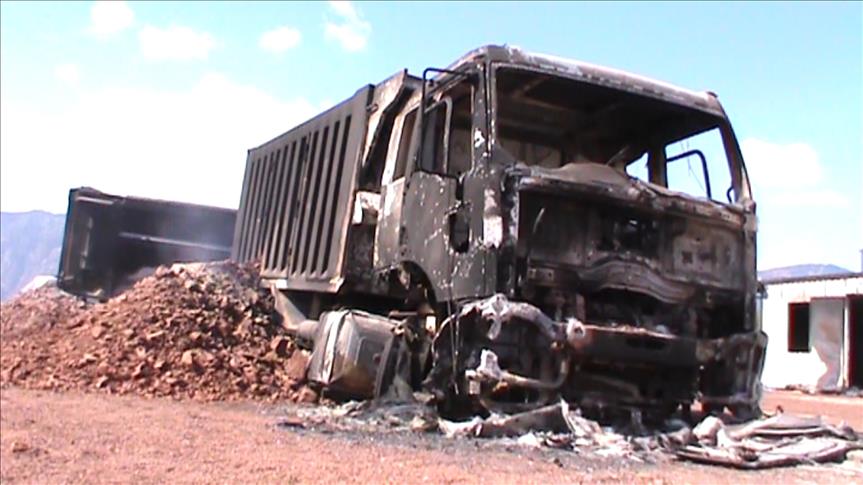 Teröristler şantiyedeki araçları ateşe verdi