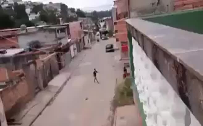 TIR şoförü dar alanda ustalığını konuşturdu