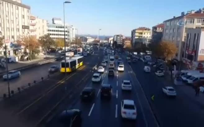 Çırılçıplak metrobüs yoluna daldı!