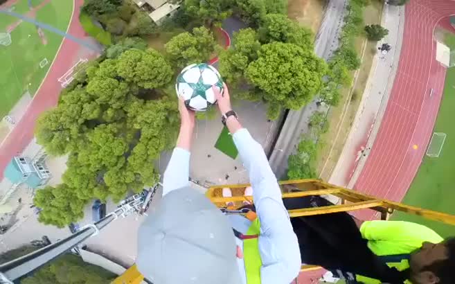 Barcelona'nın yıldızı Luis Suarez'den inanılmaz top kontrolü!