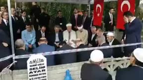 Erdoğan, şehit kaymakamın mezarında Kur’an-ı Kerim okudu