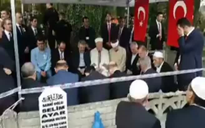 Erdoğan, şehit kaymakamın mezarında Kur'an-ı Kerim okudu