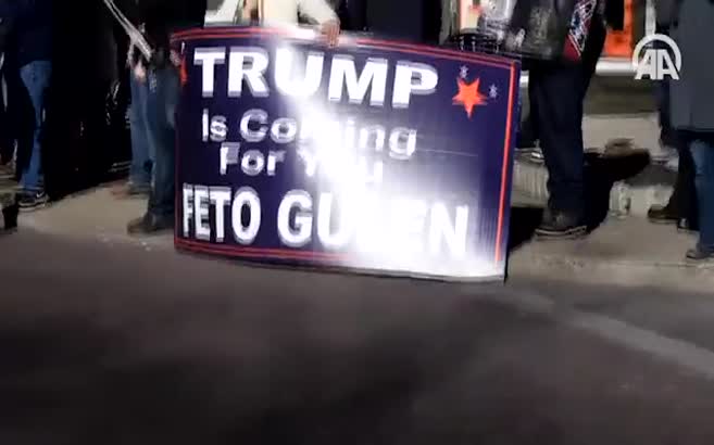 Pensilvanya'da "Trump senin için geliyor FETO Gülen" pankartı
