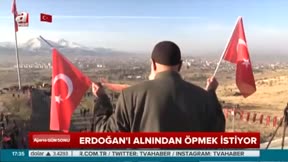 Fenomen Dede Erdoğan’ı alnından öpmek istiyor!