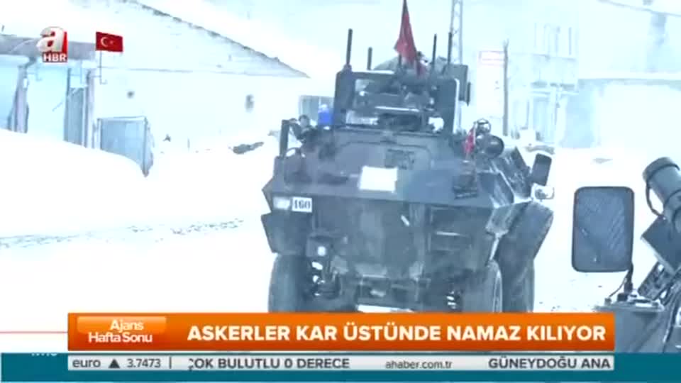 Mehmetçik'ten kar üstünde namaz