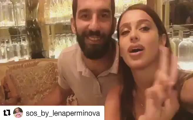 Rus model Arda Turan'la birlikte
