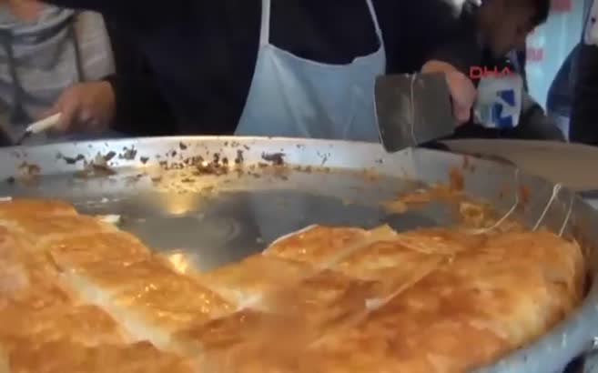 Bu börek için kuyruğa giriyorlar