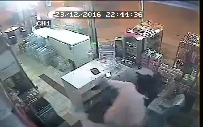 Korkunç kaza! Otomobil markete uçtu