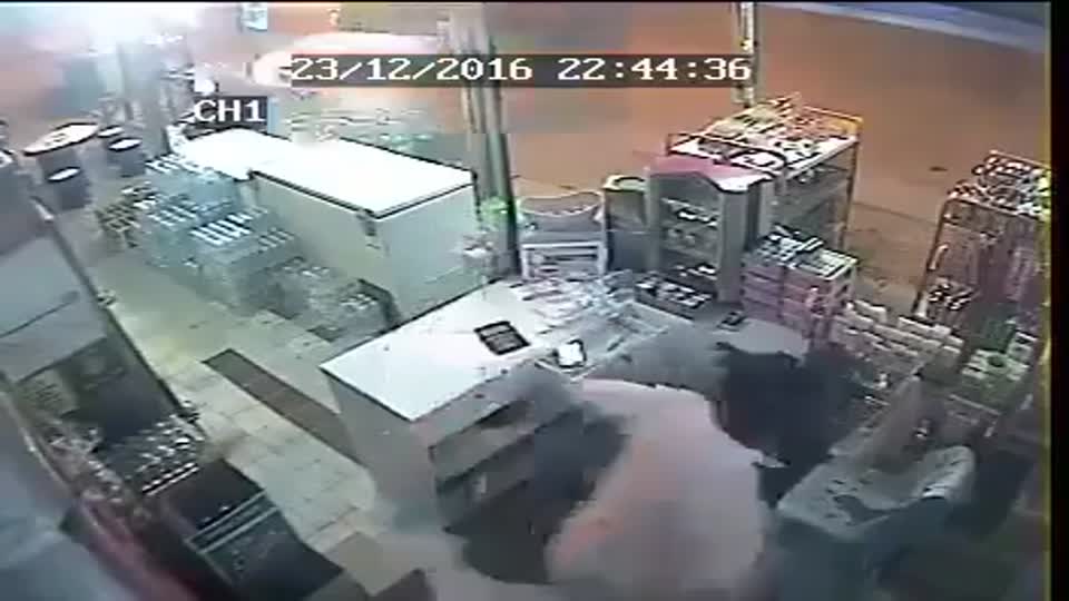 Korkunç kaza! Otomobil markete uçtu