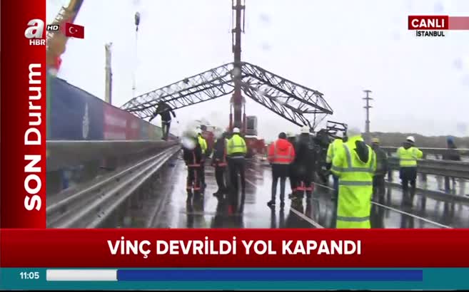 Büyükçekmece'de vinç devrildi
