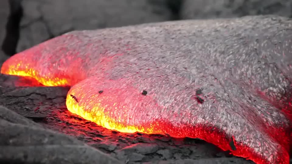 Lavın üzerine ayakkabı ile bastı