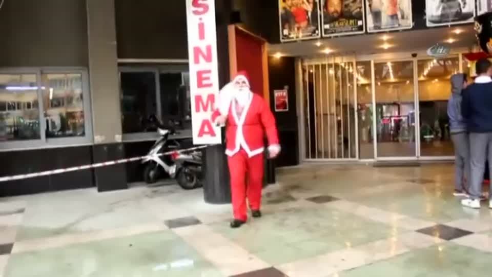 ’Noel Baba’nın başına silah dayadılar