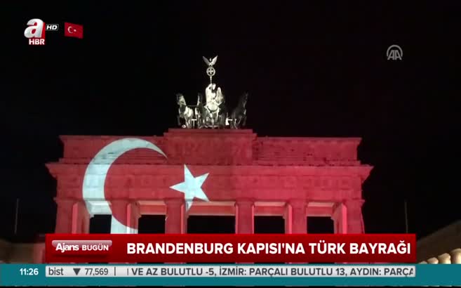 Brandenburg kapısına Türk bayrağı yansıtıldı