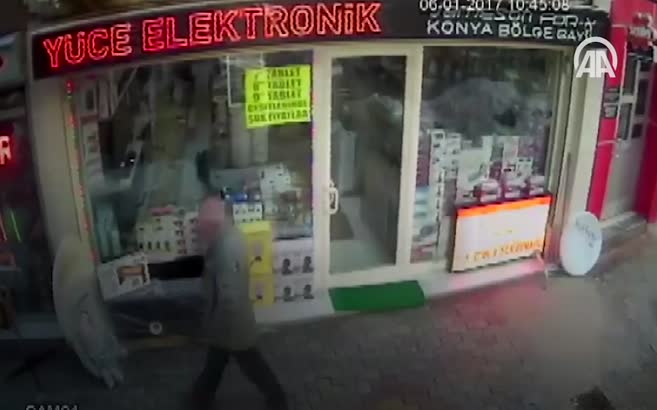 Çatıdan düşen buz parçalarıyla yaralandı
