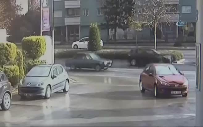 İzmir’de teröristlerin kullandığı araçlar kamerada