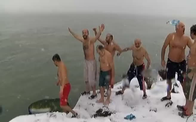 İstanbul’da buz gibi havada denize girdiler