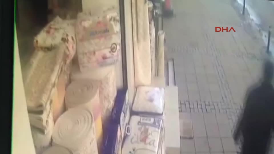 Binanın çökme anı güvenlik kamerasına yansıdı