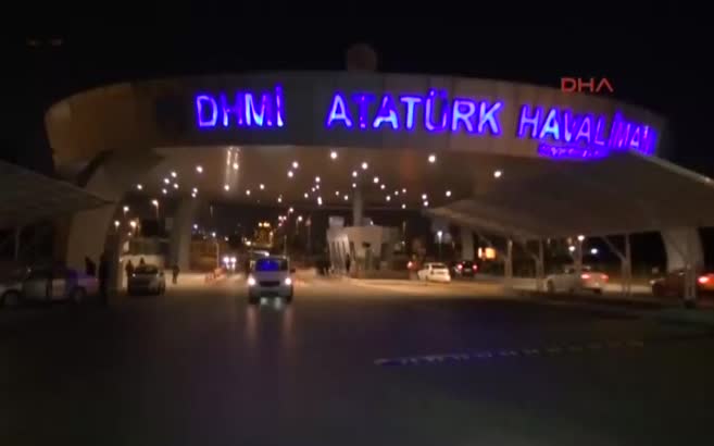 Atatürk Havalimanı girişinde şüpheli minibüs paniği