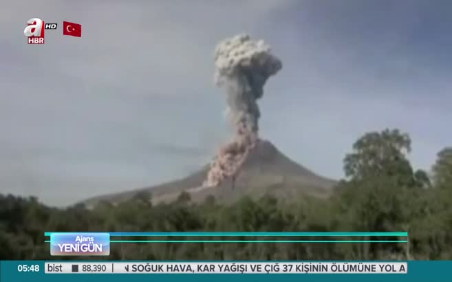 Sinabung yanardağı 24 saatte 7 kez patladı