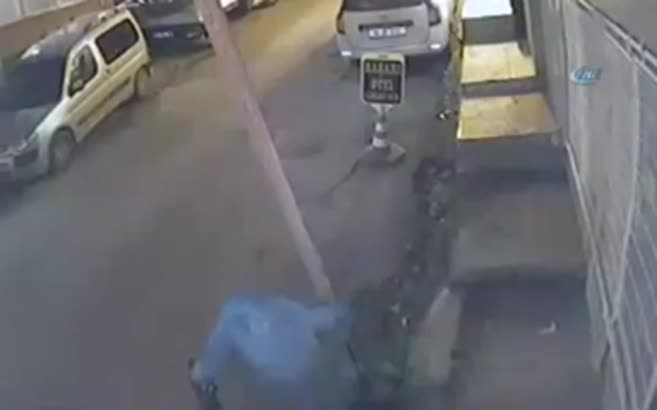 Yolda yürüyen yaşlı kadını gasp anı kamerada