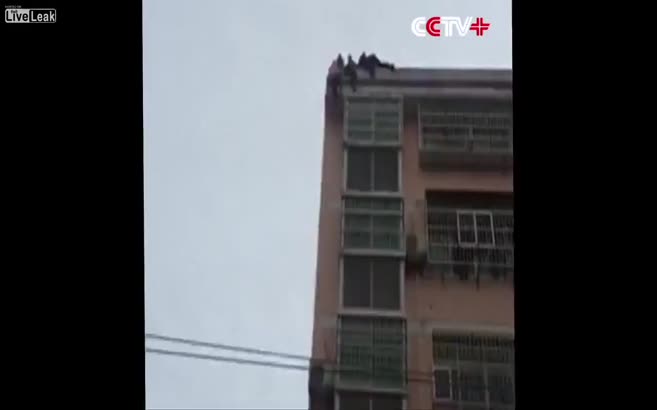 İntihar eden karısını saçından yakaladı!