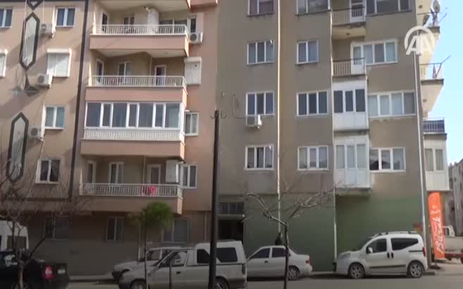 Annesi ölen kuzuya evinde bakıyor