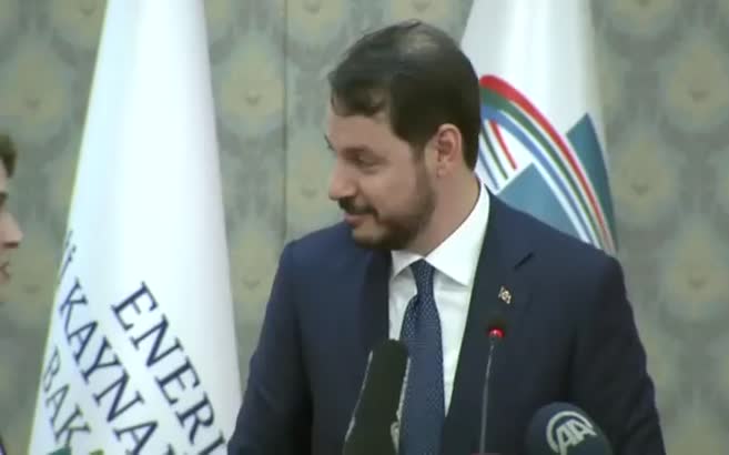Bakan Berat Albayrak doğum gününde yıl dönümü pastası kesti