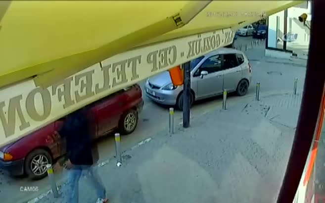 BM askerleri saat çaldı, hırsızlık anı kameralara yansıdı