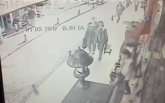 Yolda yürürken başına tuğla düştü!
