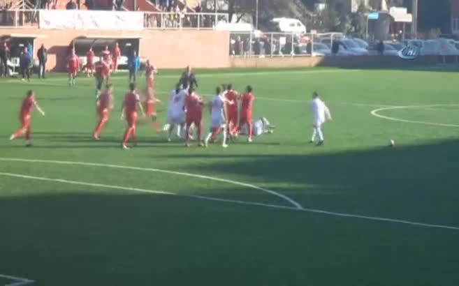 Futbolcular tekme yumruk birbirine girdi!