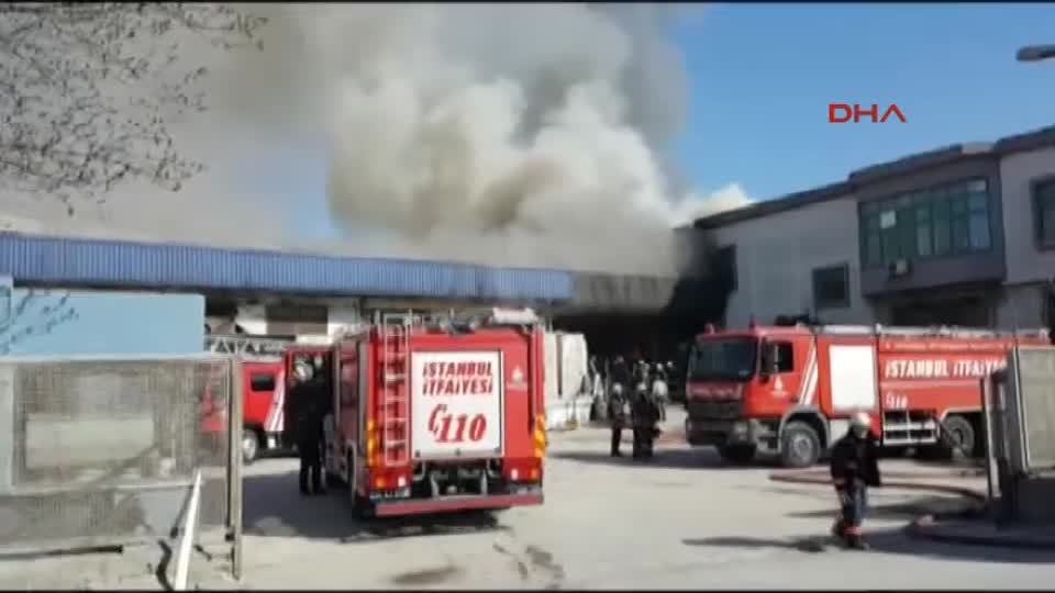 Esenyurt'ta boya fabrikası deposunda yangın