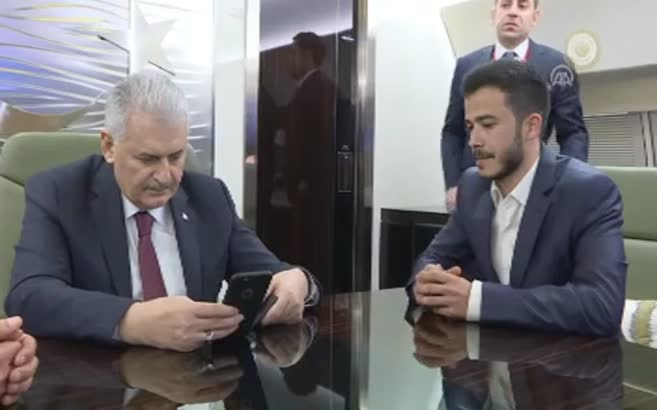 Başbakan Yıldırım uçakta kız istedi