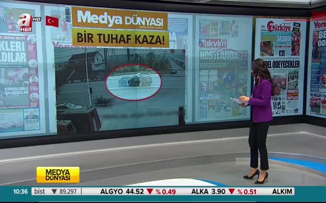 Kontrolden çıkan araç evin çatısına uçtu